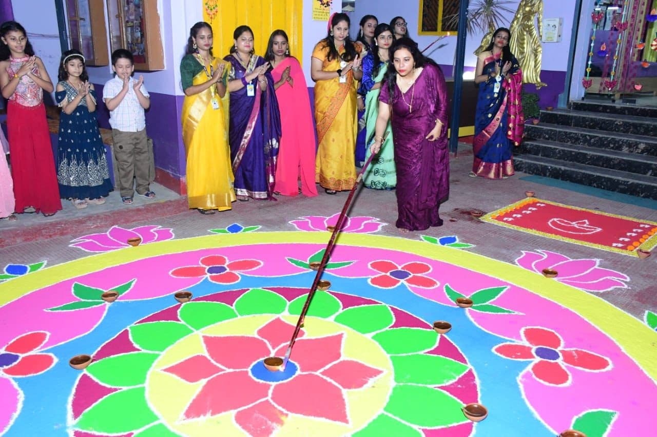 किडजी जॉनी किड्स व माउंट लिटेरा जी स्कूल में बनायी गई रंगोली