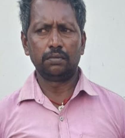 10 लीटर शराब के साथ तस्कर गिरफ्तार