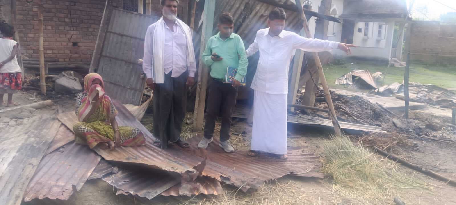 आग लगने से चार परिवार के घर जले, दो लाख का नुकसान