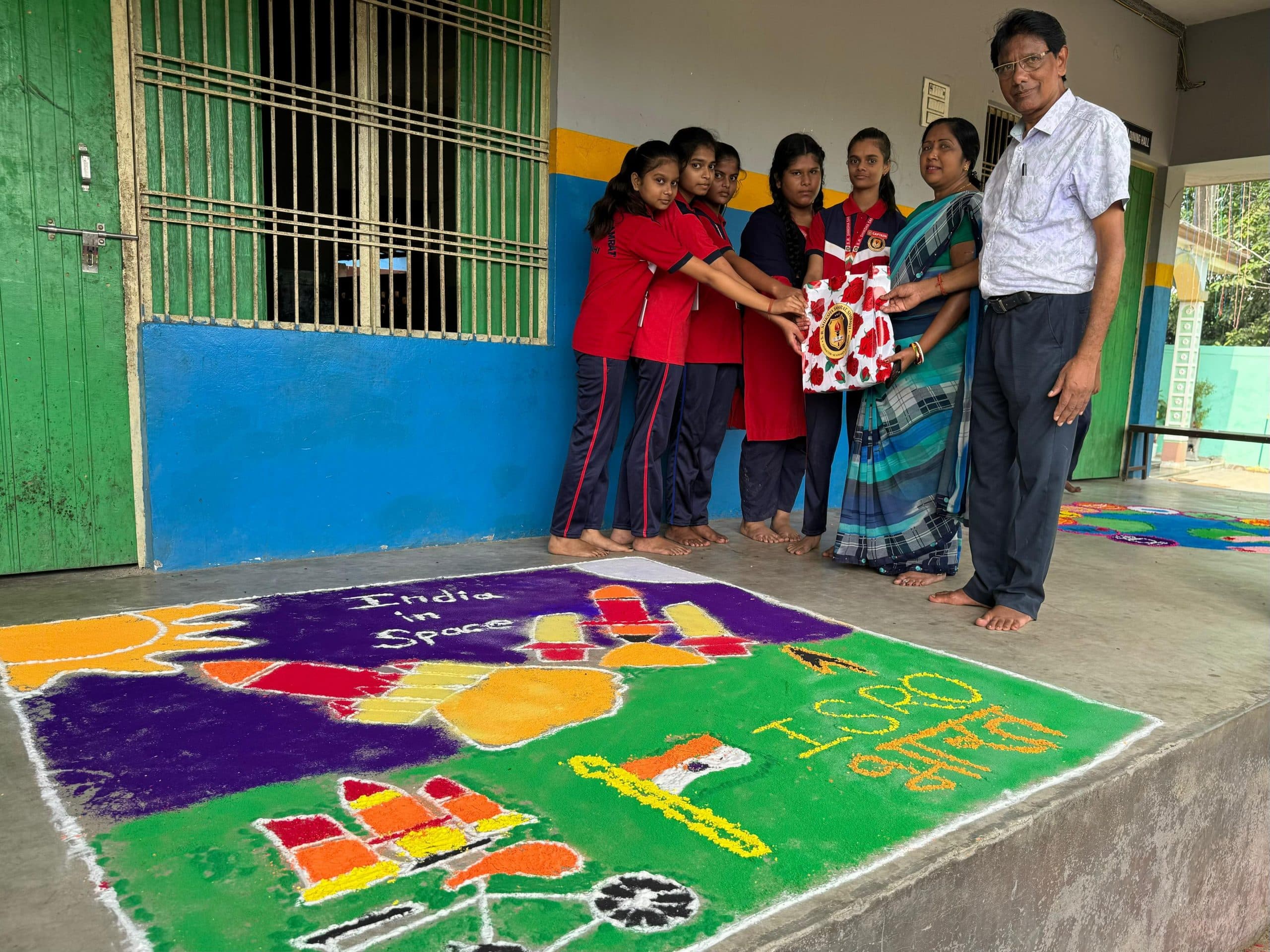 रंगोली के माध्यम से अनेकता में एकता का दिया संदेश