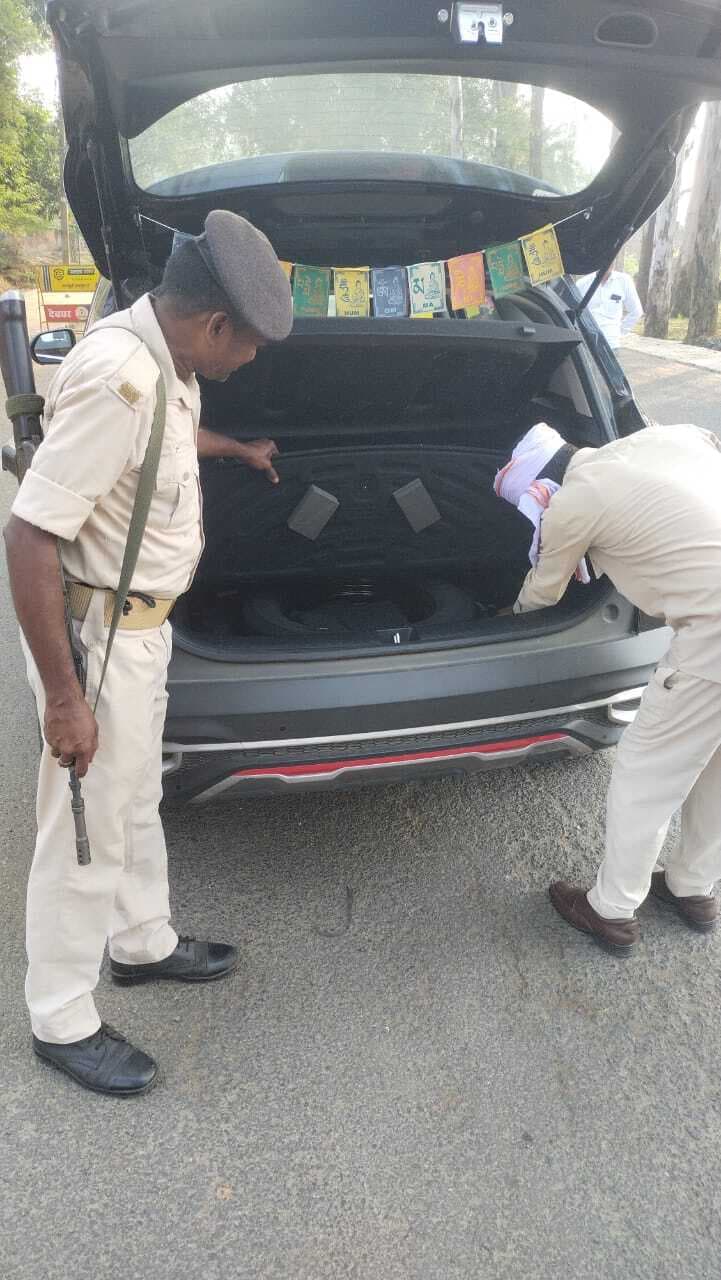 अंधरीगादर चेक पोस्ट पर वाहनों की जांच में पांच व्यक्तियों से 5.51 लाख रुपये जब्त