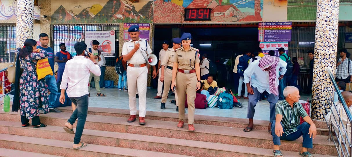 Gaya News : टिकट दलालों के खिलाफ रिजर्वेशन काउंटरों पर आरपीएफ की दबिश