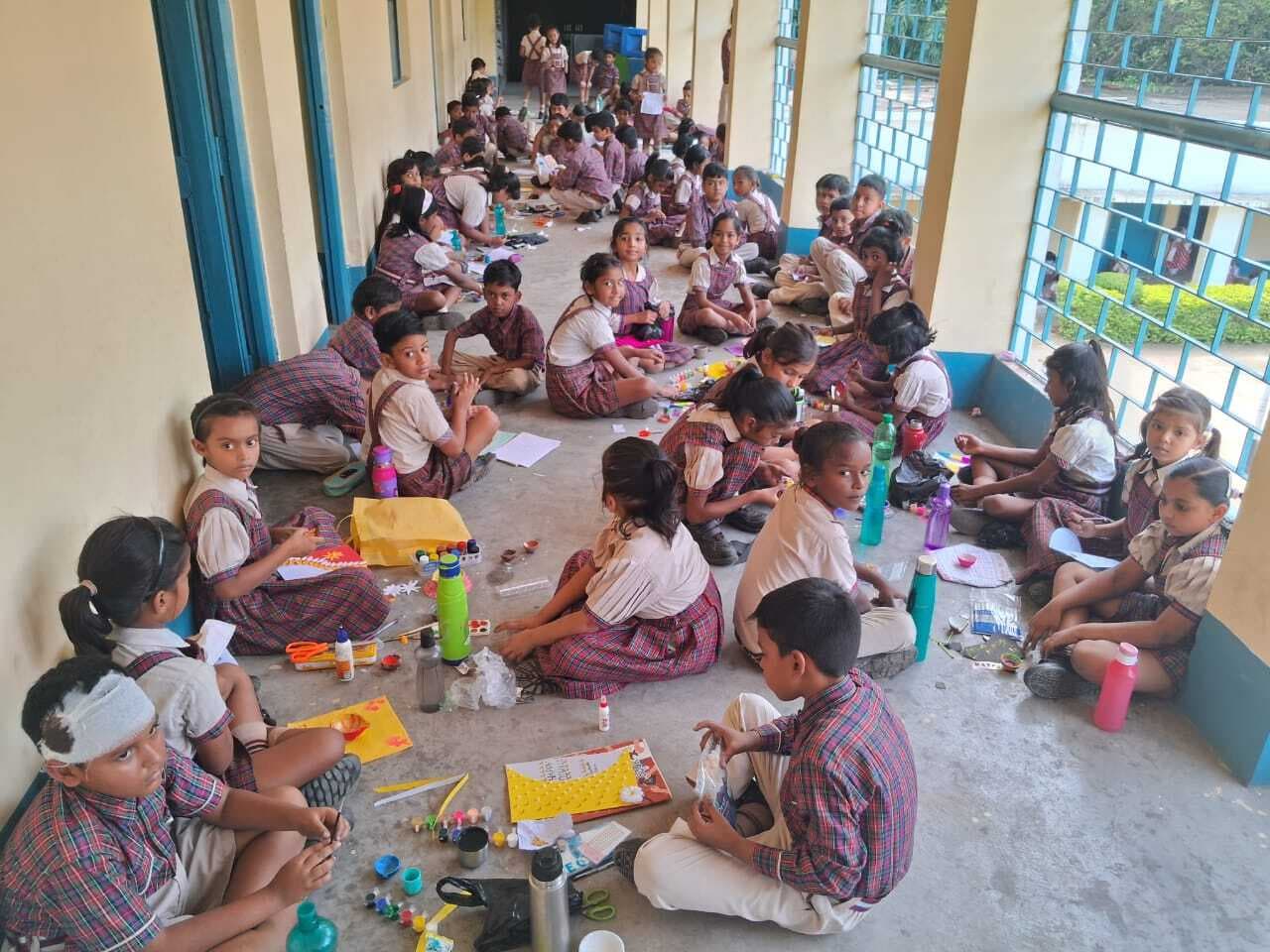 डीएवी के छात्र-छात्राओं ने दीया निर्माण, शुभकामना कार्ड व रंगोली बनाकर दिखायी प्रतिभा