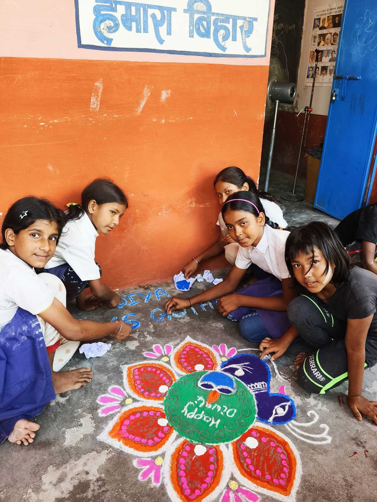 दीपोत्सव पर मवि गोथरा में हुई रंगोली प्रतियोगिता, बच्चों ने दिखाई अपनी प्रतिभा