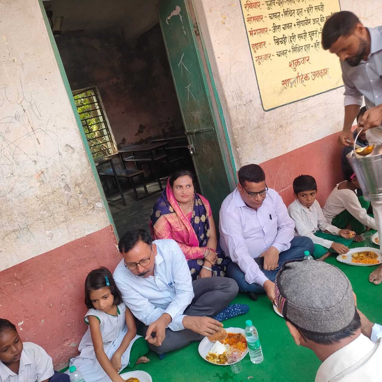 मध्य विद्यालय में तिथि भोजन का आयोजन