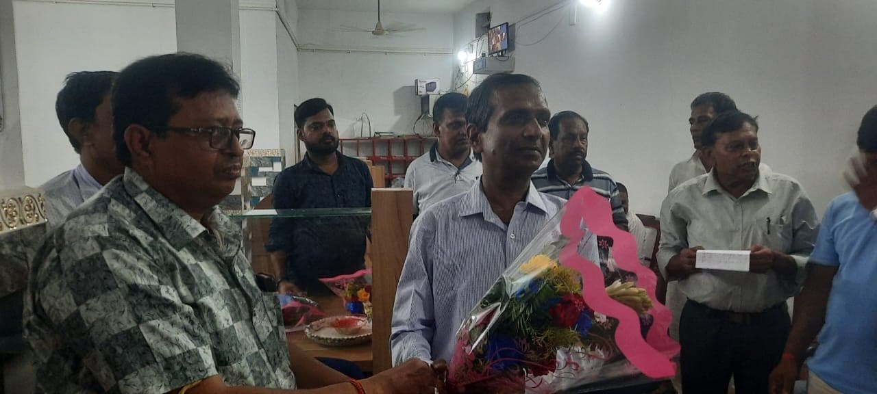 उपडाकघर के पाेस्टमास्टर को दी गयी भावभीनी विदाई