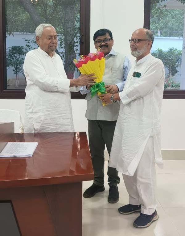 सीएम से मिले पूर्व विधायक, स्थानीय समास्याओं को लेकर सौंपा मांग पत्र