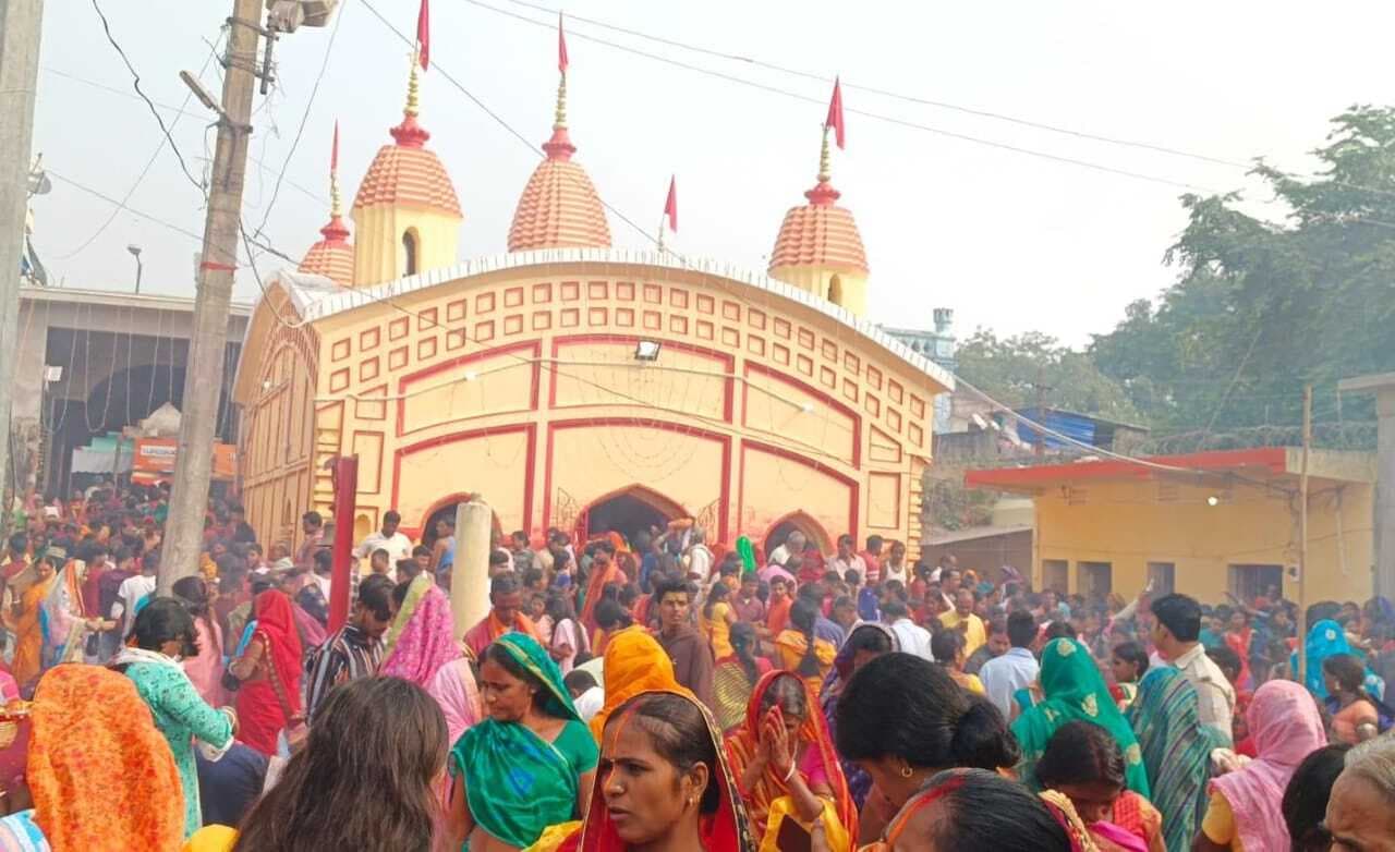 पाथरोल काली मंदिर में मां के दर्शन के लिए लगी श्रद्धालुओं की भीड़ , परिवार के लिए मांगी मंगलकामना