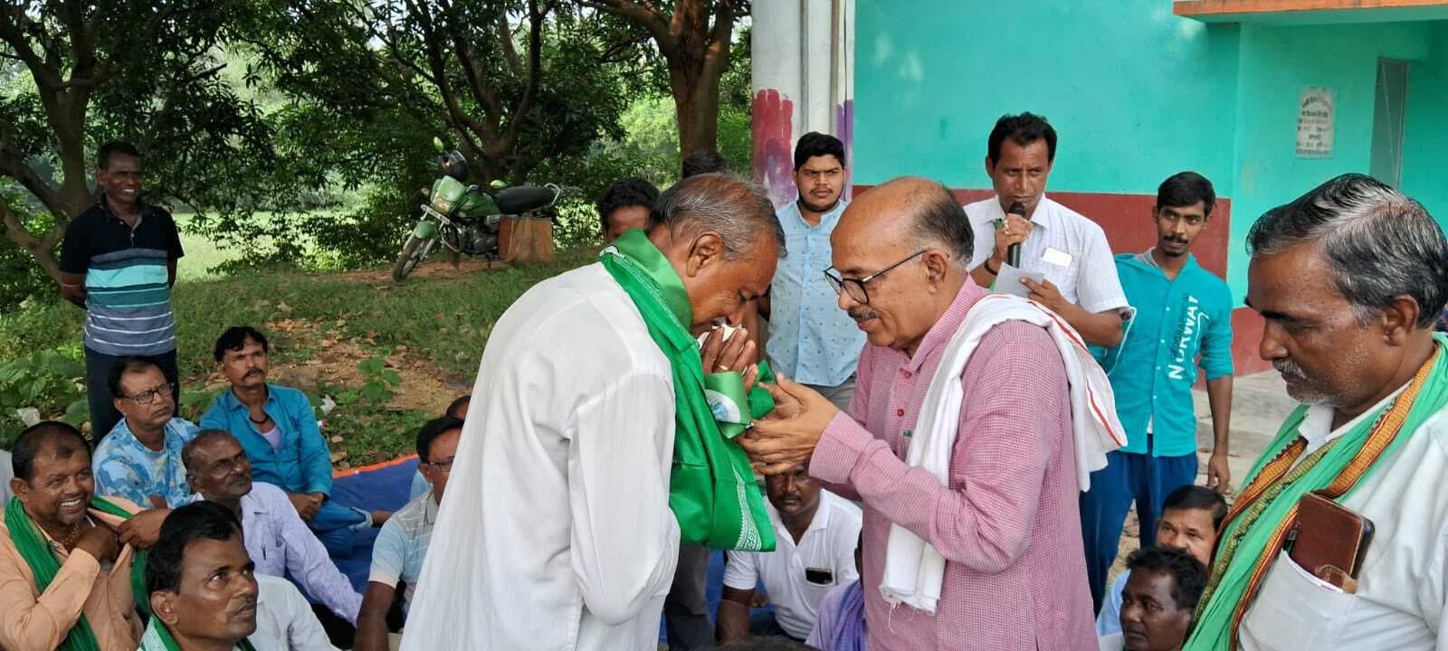 झामुमो के जनसंपर्क अभियान में कई लोगों ने ली सदस्यता