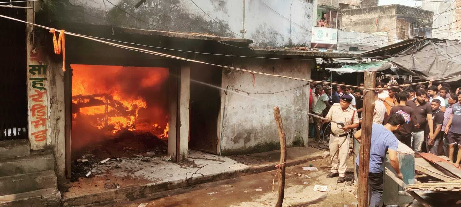 नरकटियागंज बीच बाजार में धूं धूं कर जला रेडीमेड दुकान, अफरा तफरी