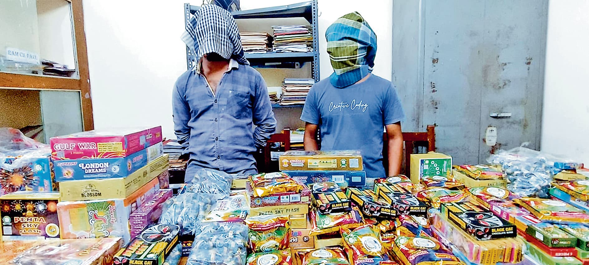 दुर्गापुर में लाखों रुपये के प्रतिबंधित पटाखे जब्त, पकड़े गये छह लोग