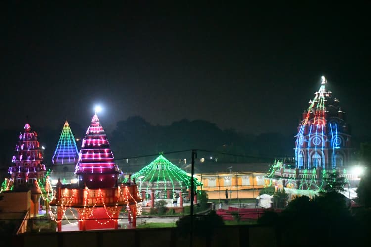 BOKARO NEWS: दीपावली आज, रंग-बिरंगी रोशनी से जगमगाया बोकारो