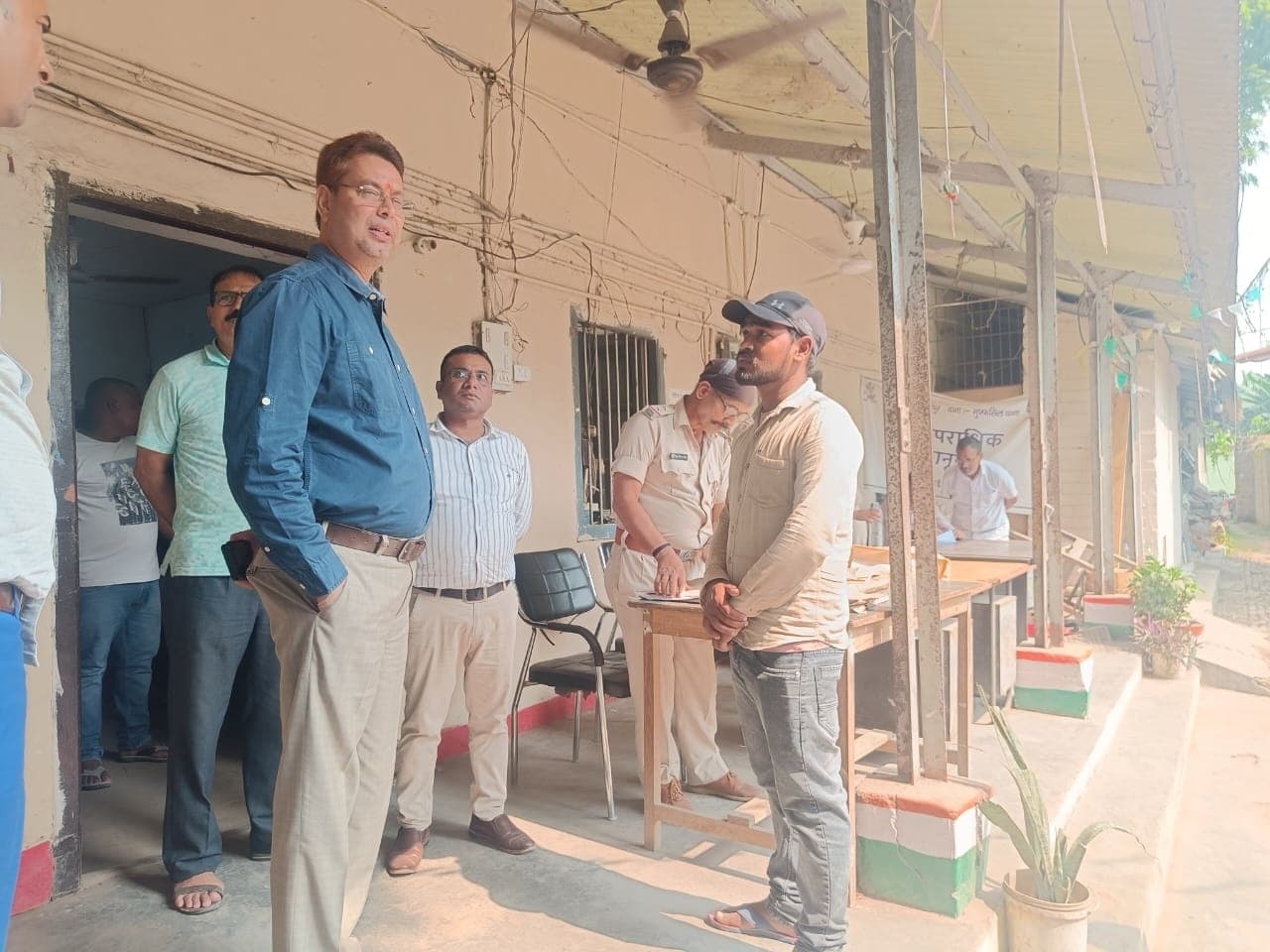 कचरा उठाने के विवाद में निगम के सफाई कर्मी से मारपीट, सड़क जाम