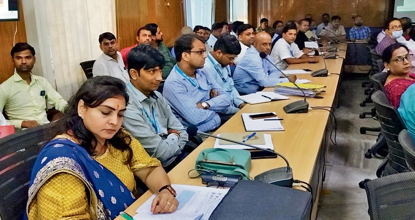 Gopalganj News : दीपावली-छठ में घर आनेवाले बुजुर्गों का बनवाएं आयुष्मान कार्ड : डीएम