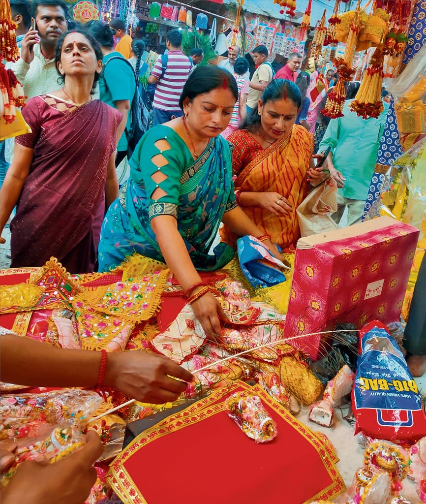 hajipur news. बाजारों में उत्साह, रंग-बिरंगी रोशनी से घरों और दुकानों की बढ़ी राैनक