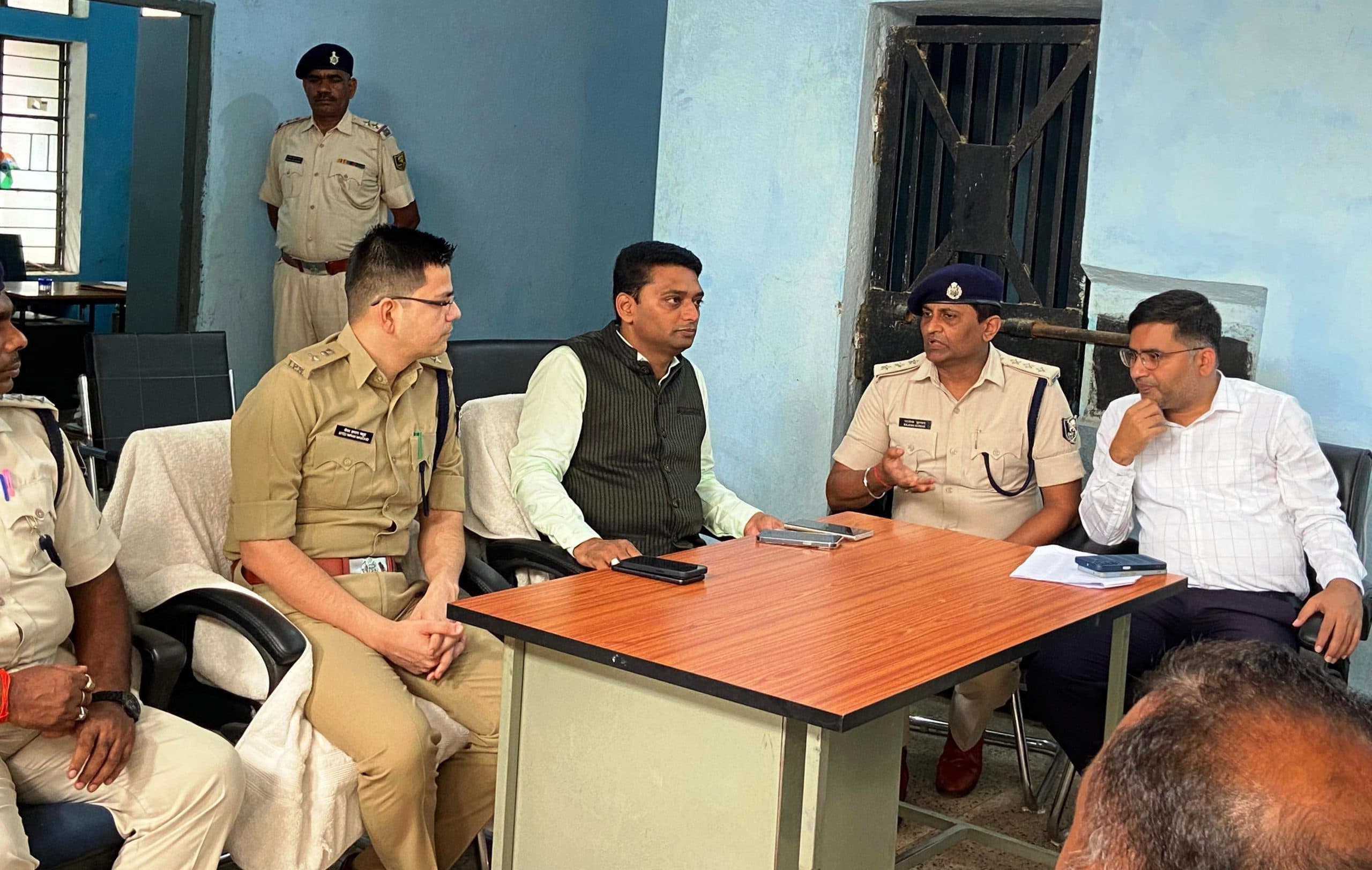 निर्धारित मार्गों से ही विसर्जन को लेकर निकलेगी मां काली की प्रतिमा : डीएम