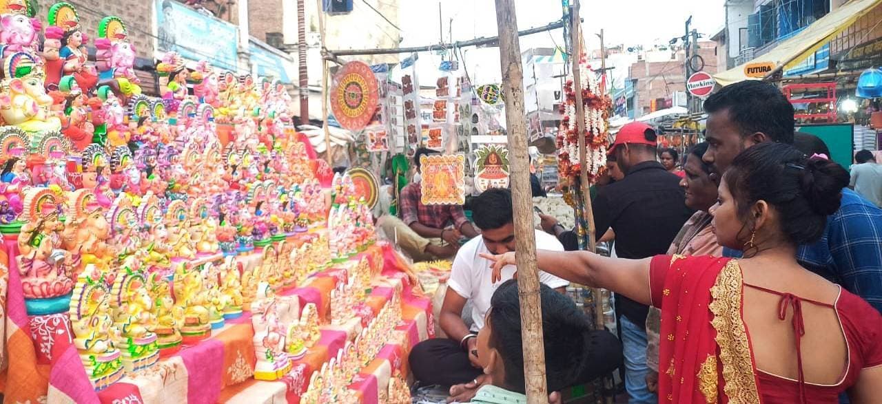 दीपावली आज, उत्सव में डूबे लोग