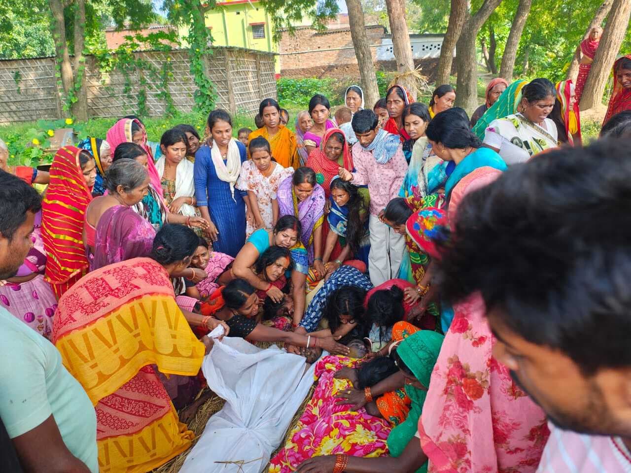 खेत से धान का पुंज ला रहे पिता व पुत्र की करेंट लगने से हुई मौत