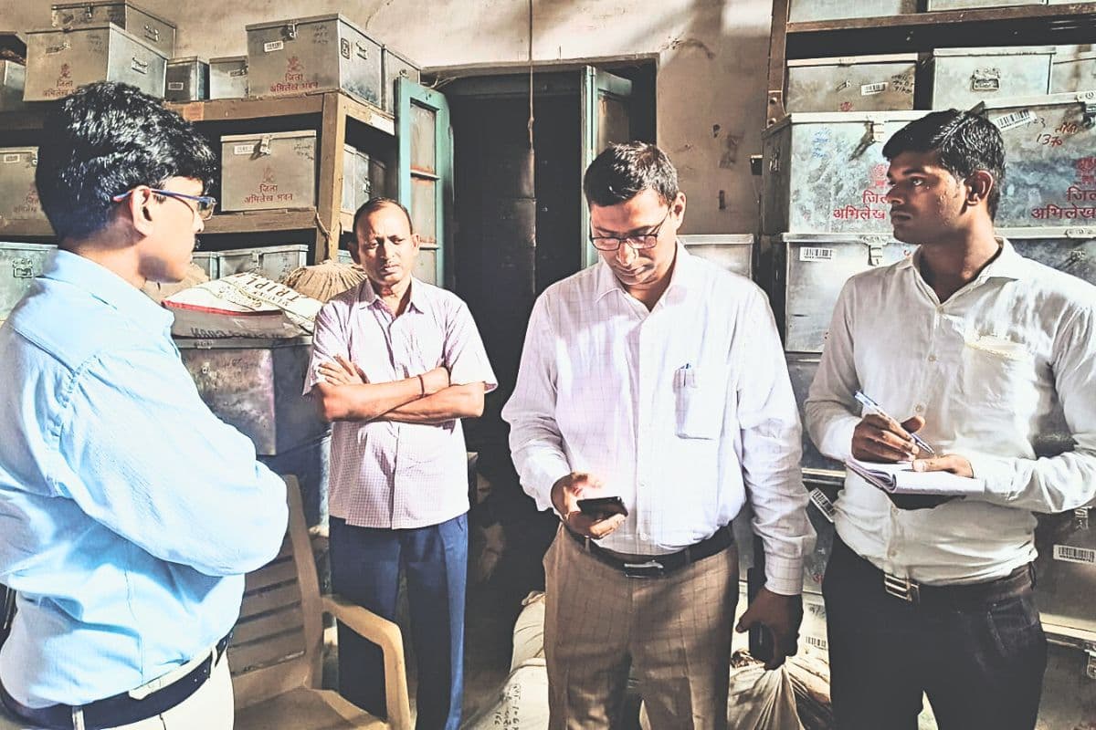 Bihar News: गया के अभिलेखागार में हो रही थी बड़ी गड़बड़ी, औचक निरीक्षण में DM ने 3 दलालों को पकड़ा