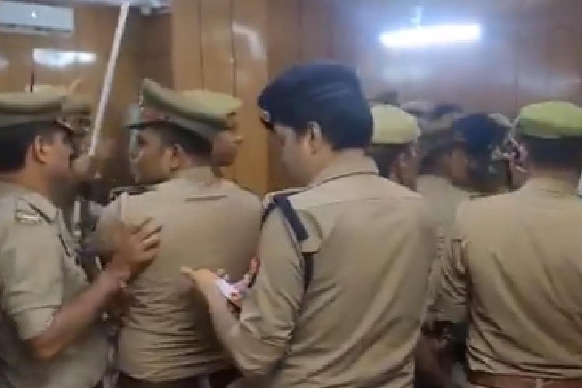 Ghaziabad : अदालत में जज और वकील भिड़े, पुलिस के आने के बाद भी नहीं सुलझा मामला, Video Viral