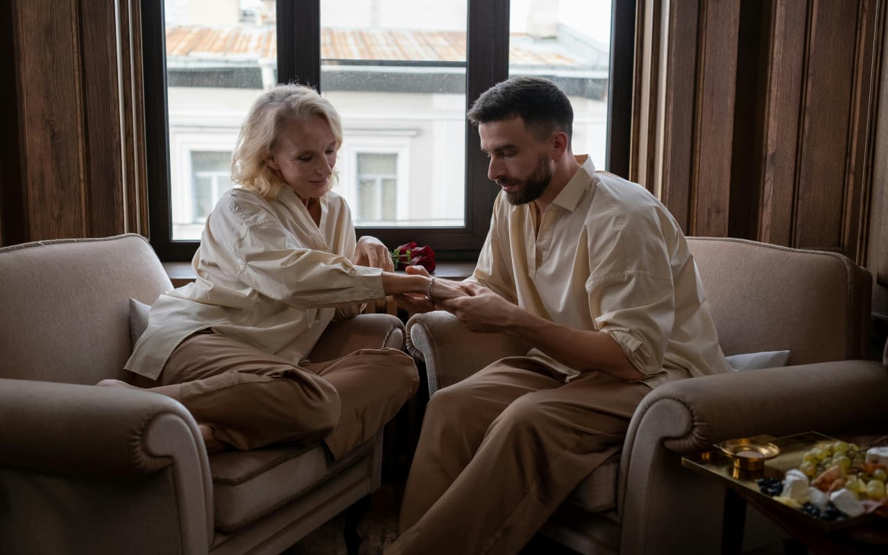 Relationship Tips: आपके लिए क्यों जरूरी है एक्स के दिए हुए गिफ्ट्स को खुद से दूर करना?