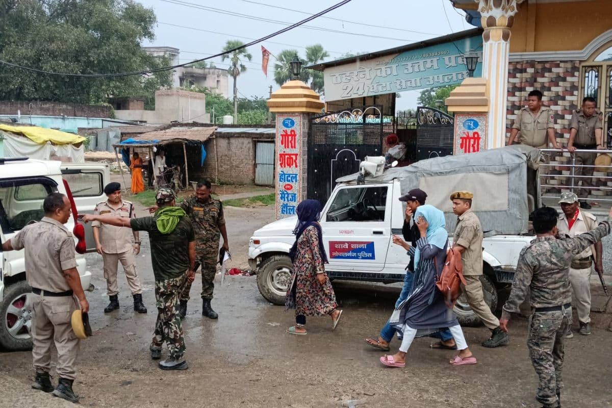 Gopalganj News: थावे मंदिर के पास मैरेज हॉल में चल रहा था गंदा काम, पुलिस ने छापेमारी कर 40 लड़के-लड़कियों को पकड़ा
