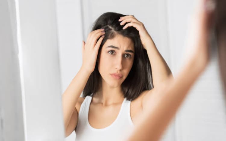 Hair Care Tips: डैंड्रफ से अब डरने की जरुरत नहीं, घर पर ही आसानी से पाएं छुटकारा