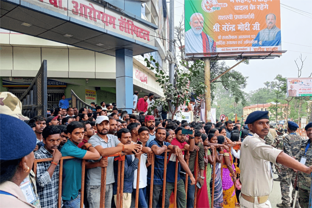 PM Modi Jharkhand Visit: पीएम मोदी ने आदिवासियों को दिया गिफ्ट, मोदी को देखने के लिए घंटों इंतजार करते रहे समर्थक