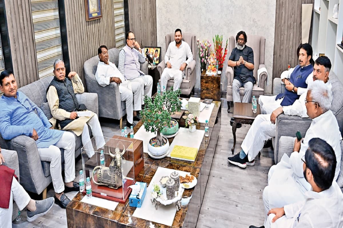 Jharkhand Election: इंडिया गठबंधन में फंसा पेंच, RJD नाराज, JMM 41 से 42 सीट तो कांग्रेस को 28 से 29 सीटें Jharkhand Election: इंडिया गठबंधन में फंसा पेंच, RJD नाराज, JMM 41 से 42 सीट तो कांग्रेस को 28 से 29 सीटें