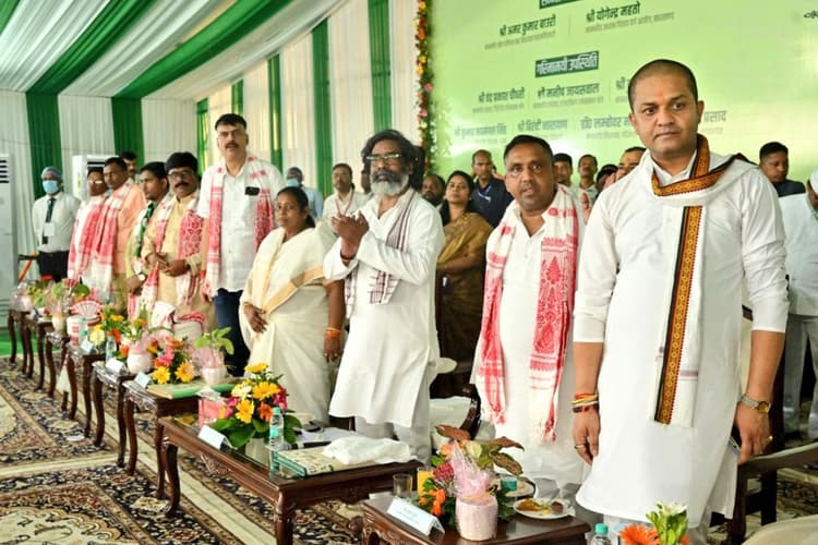 Hemant Soren Gift: सीएम हेमंत सोरेन ने 1240 करोड़ की दी सौगात, बीजेपी पर जाति-धर्म में बांटने का आरोप