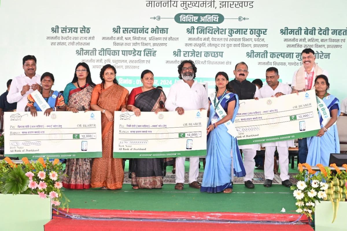 Hemant Soren Gift: सीएम हेमंत सोरेन की जल सहिया दीदियों को सौगात, स्मार्ट फोन के साथ ब्लू साड़ी में आएंगी नजर