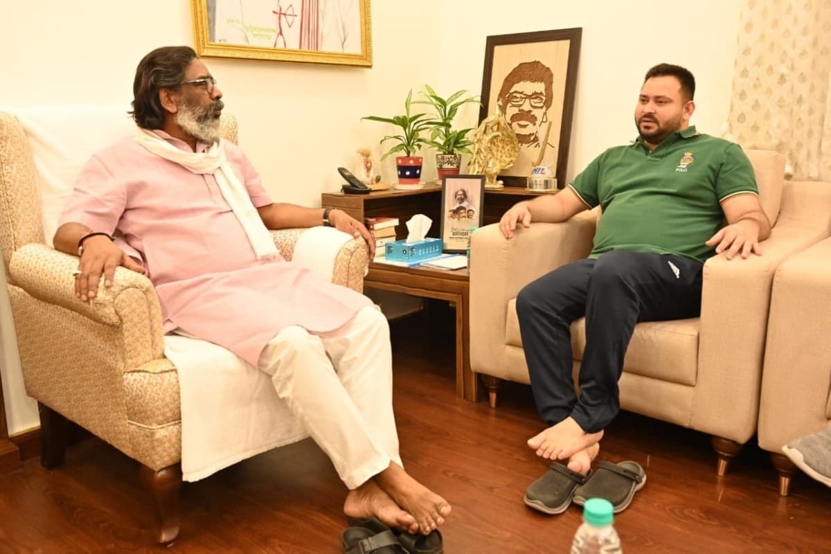 Jharkhand Elections 2024: तेजस्वी यादव ने हेमंत सोरेन से की मुलाकात, राजद को सात सीटें देने पर बनी सहमति