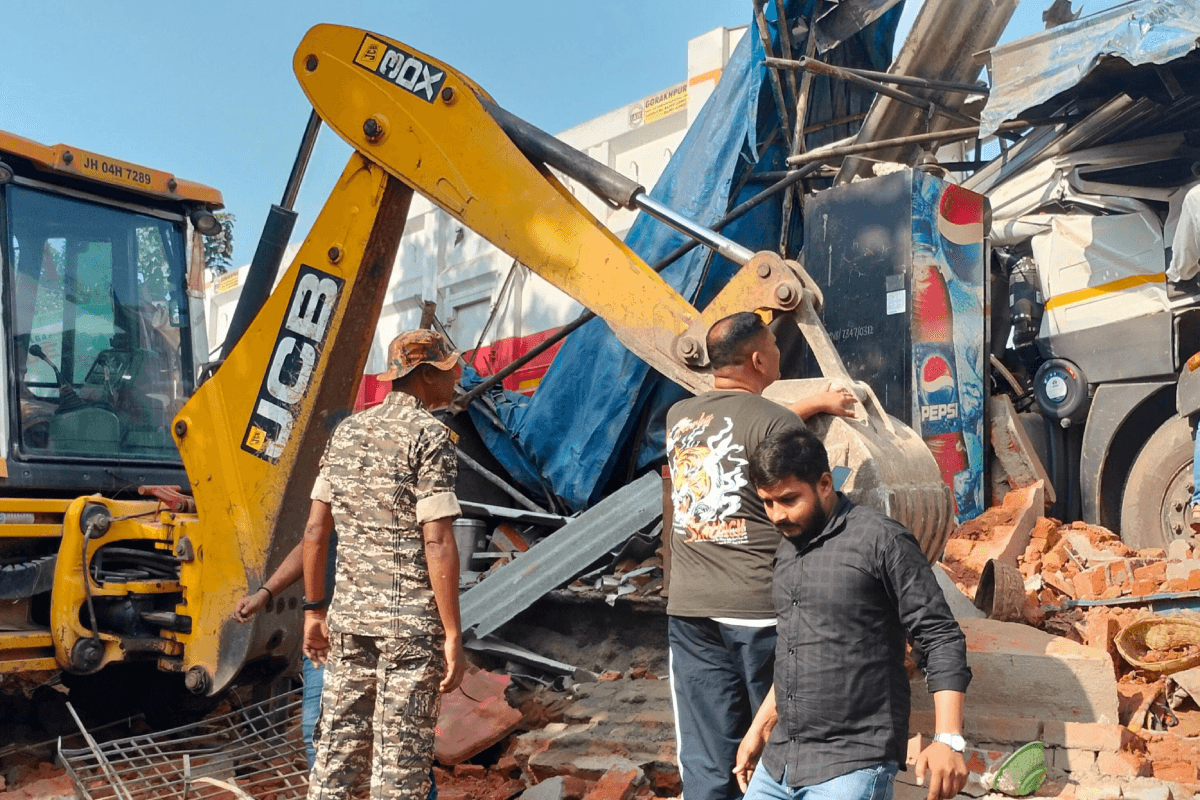 Road Accident In Dumka: तेज रफ्तार ट्रेलर ने होटल में मचाई तबाही, महिला की मौत के बाद ग्रामीणों ने किया सड़क जाम