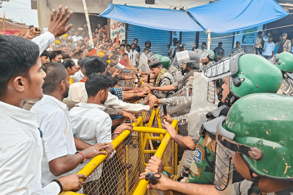 Durga Puja Violence: गढ़वा में मां दुर्गा के विसर्जन के दौरान हुई हिंसा में बीजेपी नेता समेत 52 लोगों पर केस दर्ज