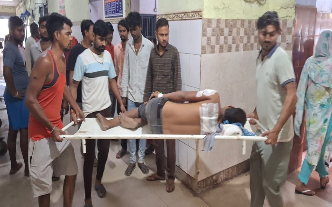 Bihar News: छपरा में भूंजा दुकानदार को अपराधियों ने मारी गोली, गंभीर हालत में PMCH रेफर