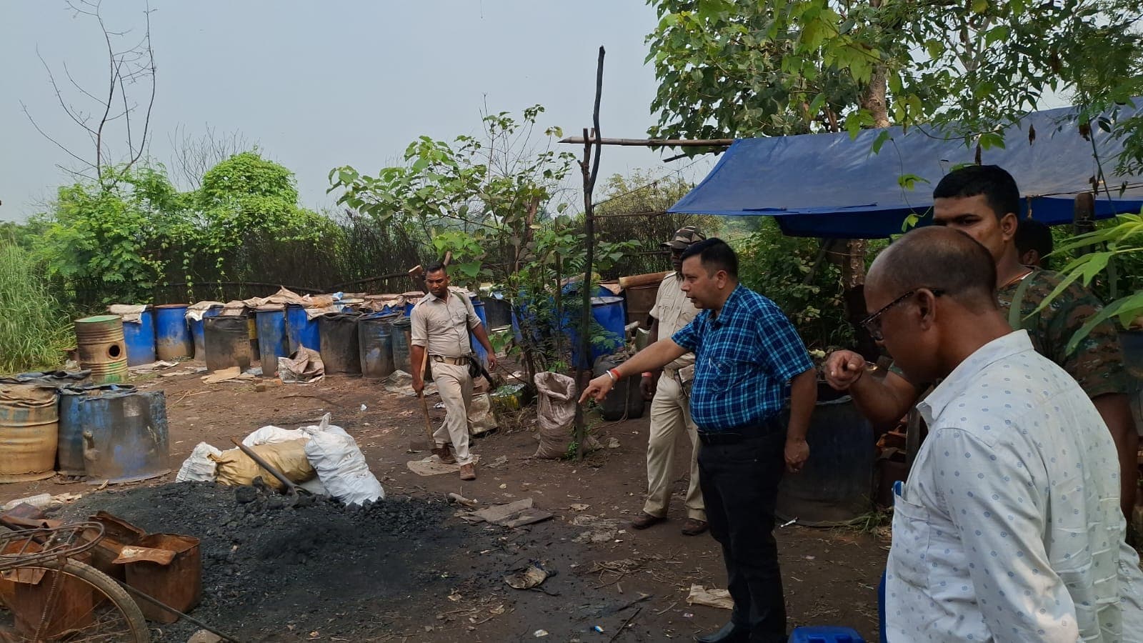 Jharkhand News: अवैध शराब के खिलाफ बड़ी कार्रवाई, उत्पाद विभाग ने जब्त किया सैकड़ों लीटर नकली शराब, 12 लोग गिरफ्तार