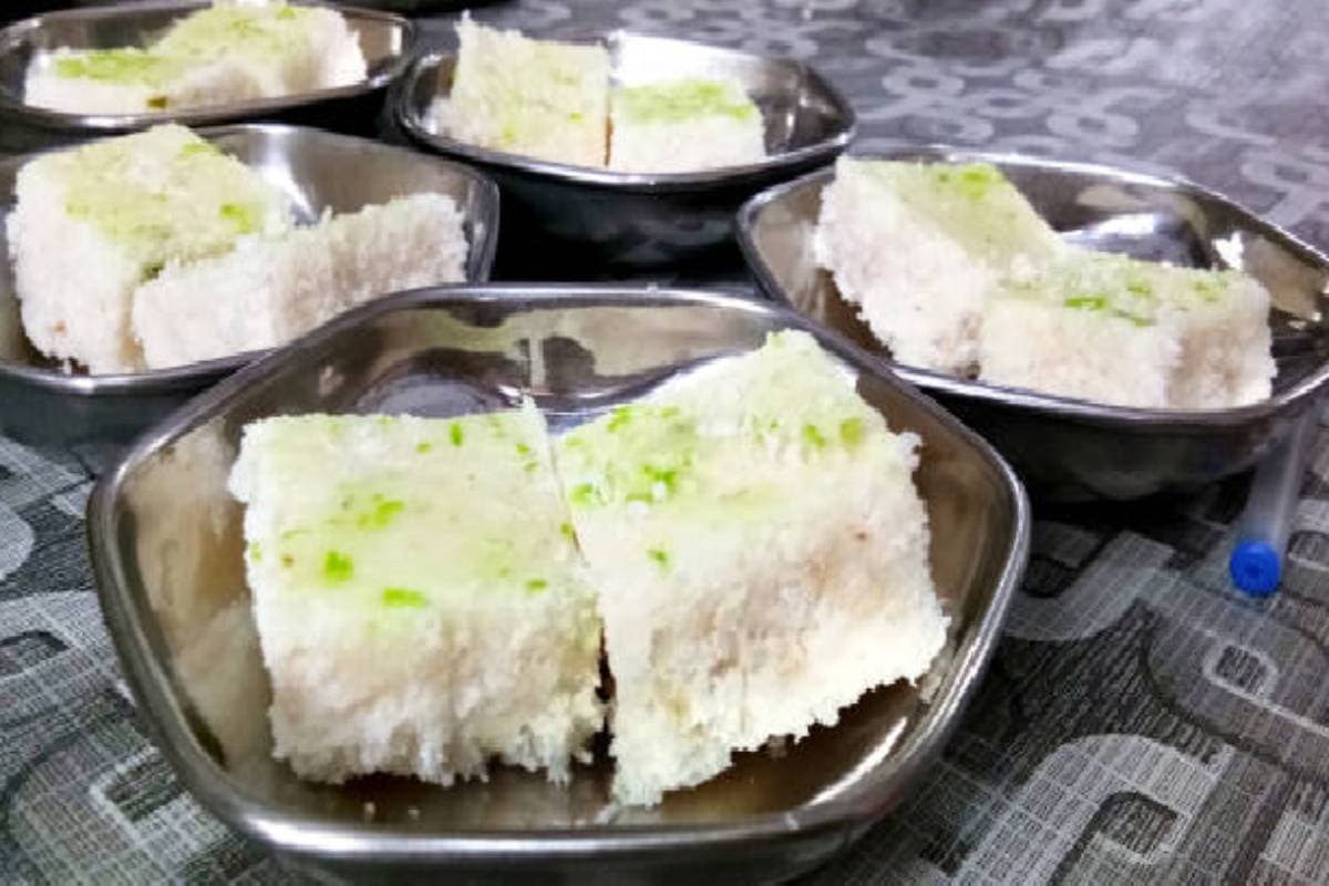 Laxmi Puja Prasad Recipe: देवी लक्ष्मी के लिए भोग प्रसाद, बनाएं मावा बर्फी