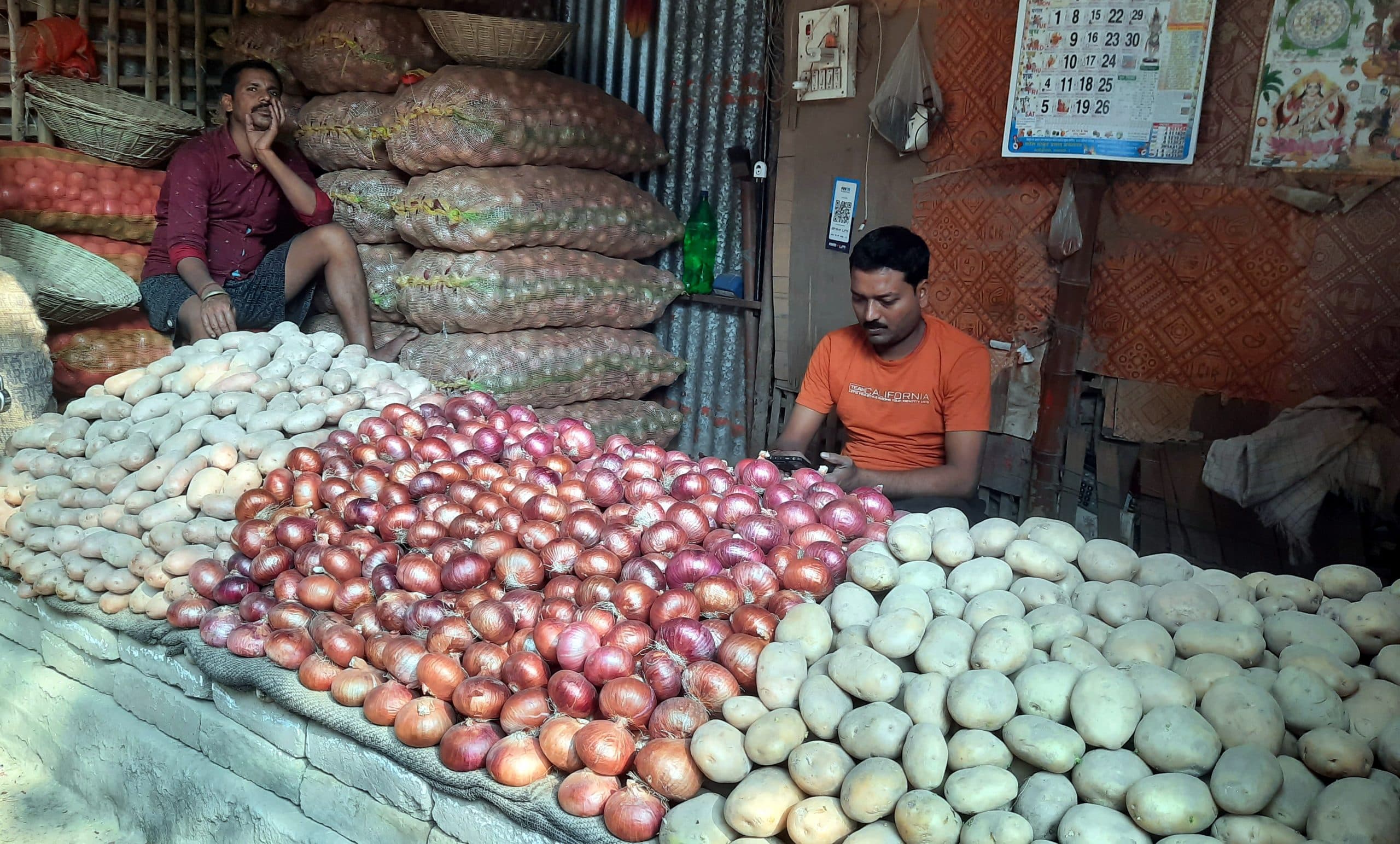 Bihar: लहसुन, प्याज, आलू और टमाटर ने बिगाड़ा रसोई का जायका, कई महीनों से कीमतों में राहत नहीं