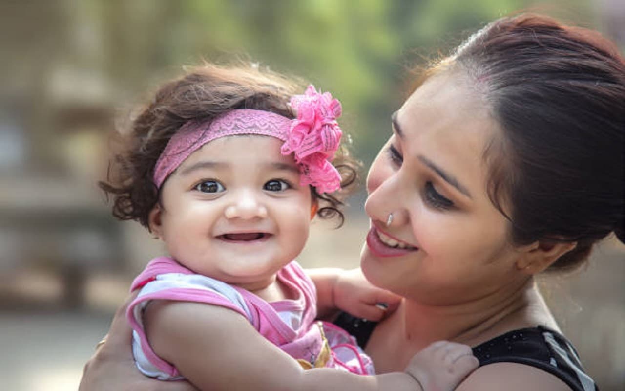 Baby Girl Names: लड़की हुई है? ट्रेंडिंग नेम लिस्ट में से चुन लीजिए रानी बिटिया के लिए नाम