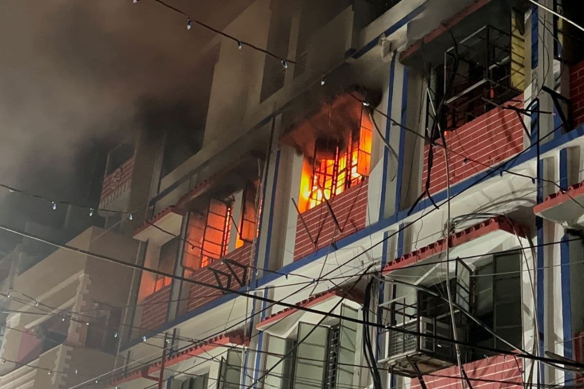 Jharkhand News: दशहरे के दिन एसबीआई मेन ब्रांच में लगी आग, मची अफरा-तफरी, देखें Video