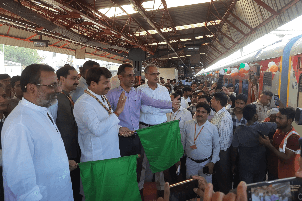 दिवाली-छठ से पहले रेलवे की बड़ी सौगात, अब दिल्ली के लिए खुली नई ट्रेन, निशिकांत दुबे और मनोज तिवारी ने दिखाई हरी झंडी