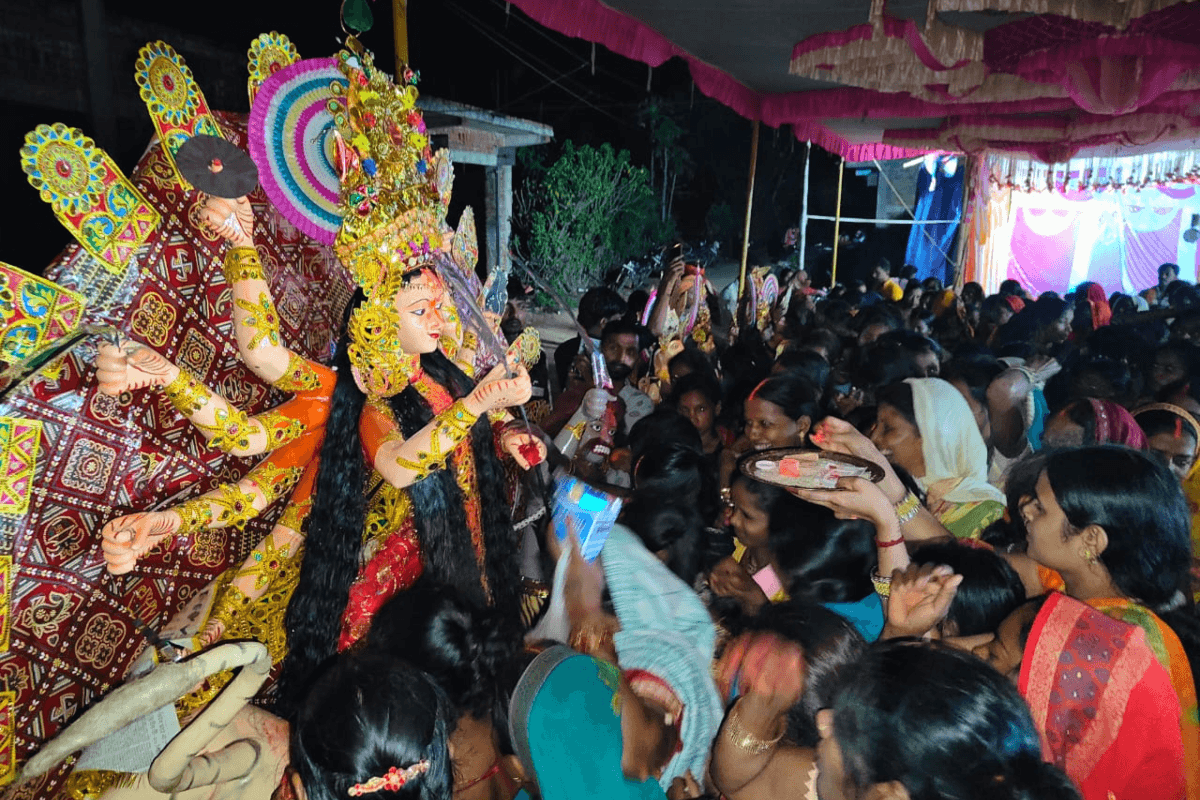 Durga Puja Violence: मूर्ति विसर्जन को लेकर गढ़वा में थमा बवाल, देर रात प्रशासन की देख-रेख में निकाला गया जुलुस