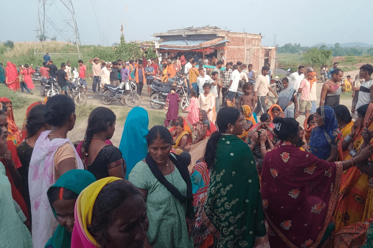 Palamu News: धारदार हथियार से मार कर युवक की हत्या, मर्डर की जांच को लेकर घंटो शव के साथ अड़े रहे ग्रामीण