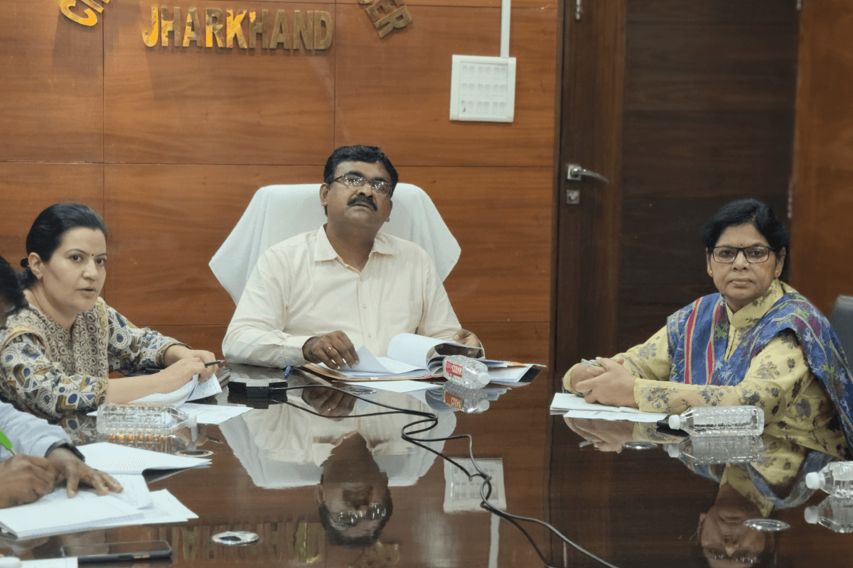 Jharkhand Vidhan Sabha Chunav: बूथ तक जाने में अक्षम लोगों से भरवाएं फॉर्म, के रवि कुमार ने दिया निर्देश