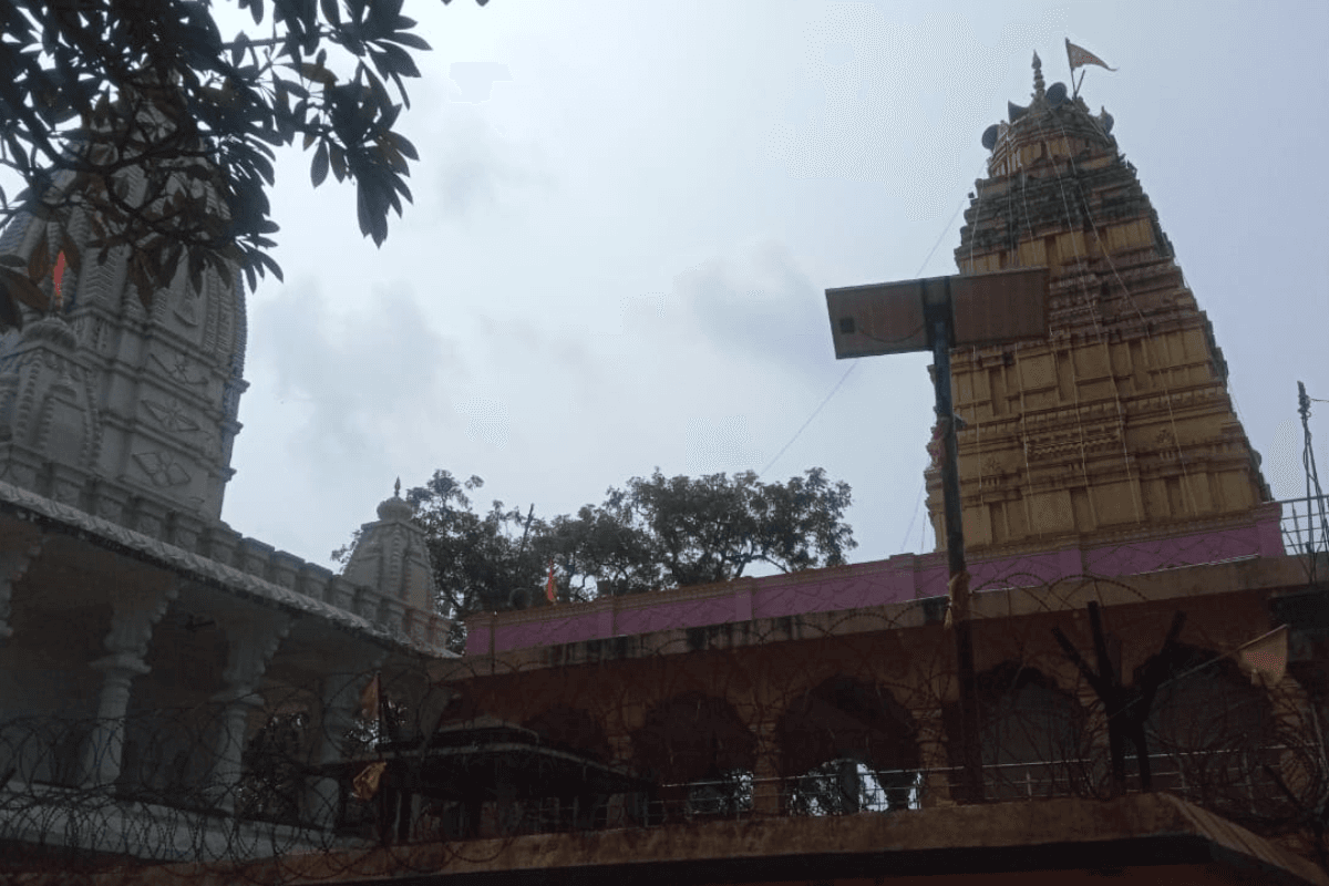 Durga Puja Special: मां के इस मंदिर में बिना प्रतिमा स्थापित किये होती है नवरात्रि की पूजा, जानें इसका महत्व Durga Puja Special: मां के इस मंदिर में बिना प्रतिमा स्थापित किये होती है नवरात्रि की पूजा, जानें इसका महत्व