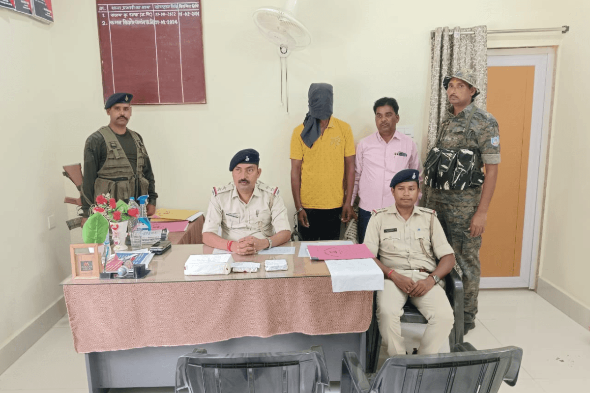 Durga Puja Violence: मूर्ति विसर्जन के दौरान बड़ी घटना टली, पुलिस ने हथियार के साथ युवक को किया गिरफ्तार