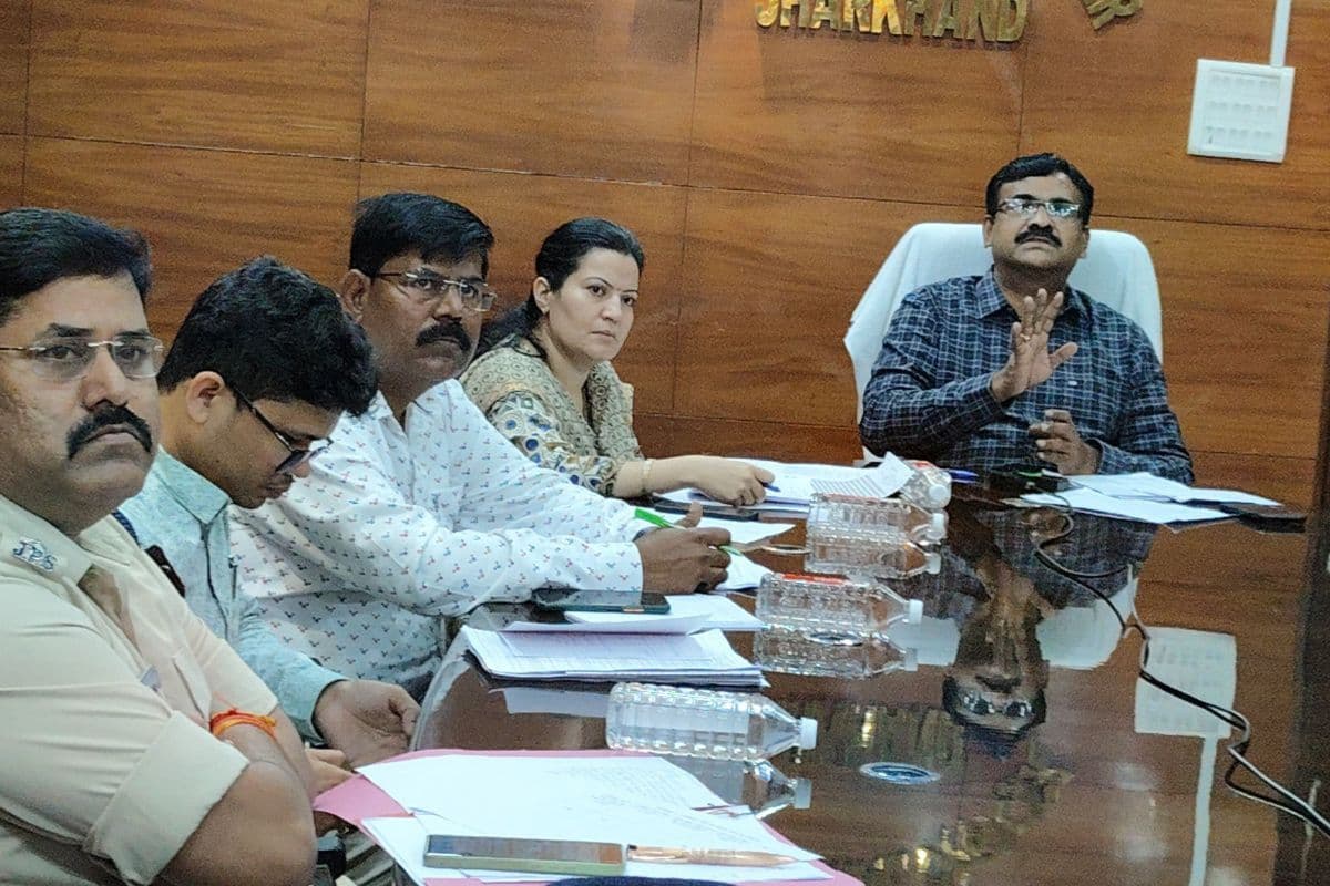 प्रेस वार्ता में जानकारी देते सीईओ के रवि कुमार प्रेस वार्ता में जानकारी देते सीईओ के रवि कुमार