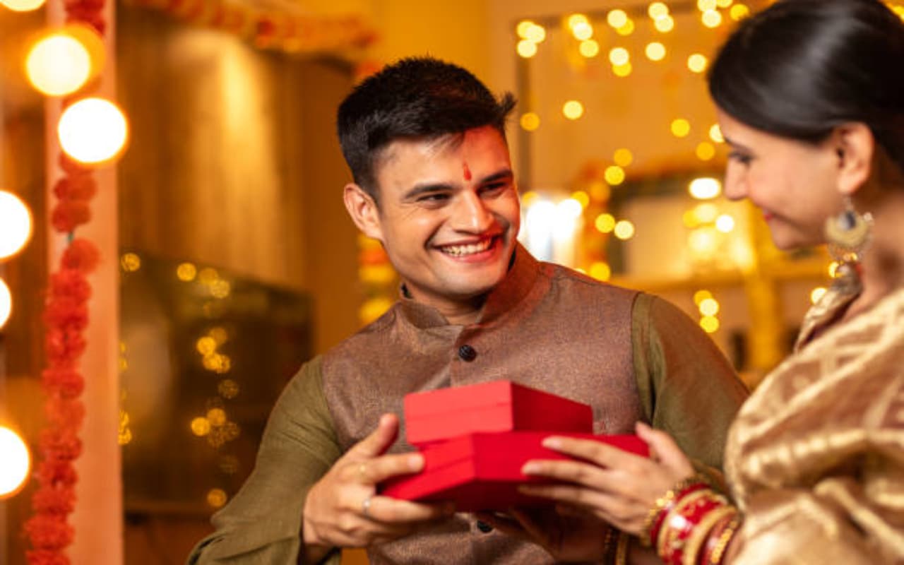 Karwa Chauth 2024: करवा चौथ पर पत्नी को क्या दें तोहफा? कंफ्यूजन को करें दूर, गिफ्ट में दें ये चीजें