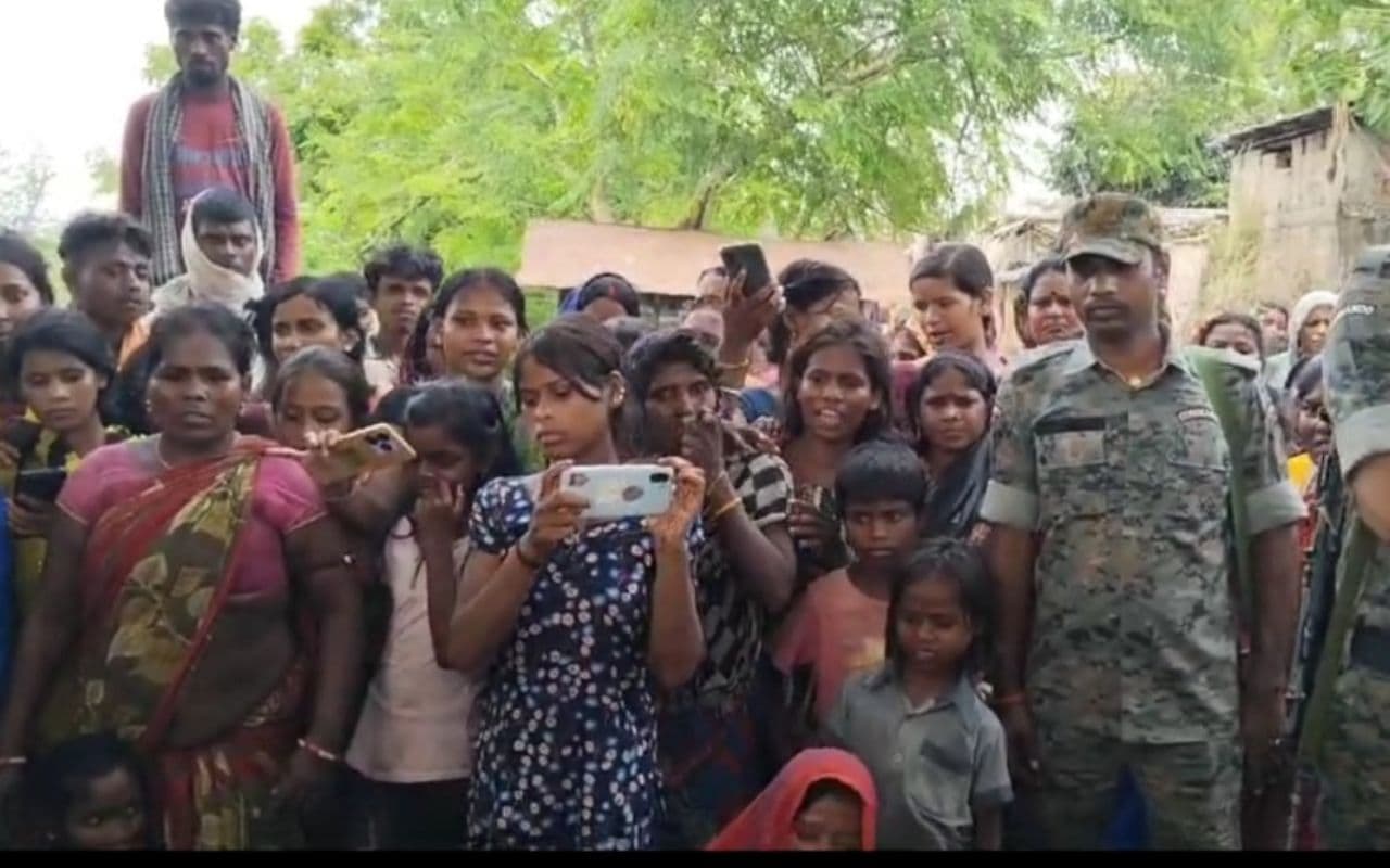 तुम डायन हो, बच्चे को जिंदा करो…कह कर महिला को बनाया बंधक, पुलिस टीम पर भी हमला