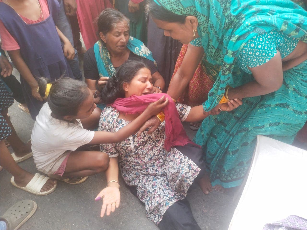 Bihar News: किशनगंज में नाबालिग की मौत पर बवाल, गुस्साए परिजनों ने टायर जलाकर सड़क किया जाम